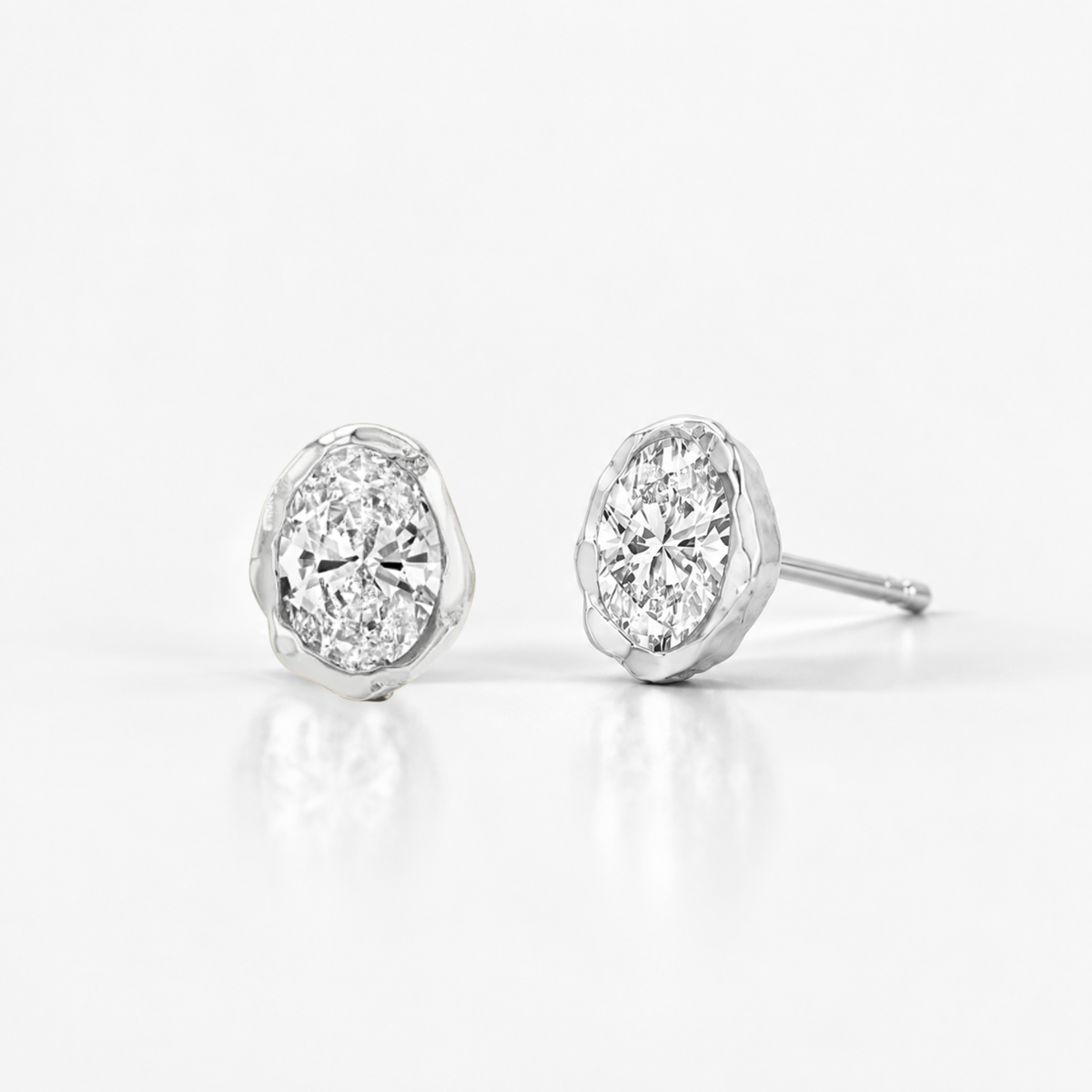 Chloe Stud Earrings in Diamond