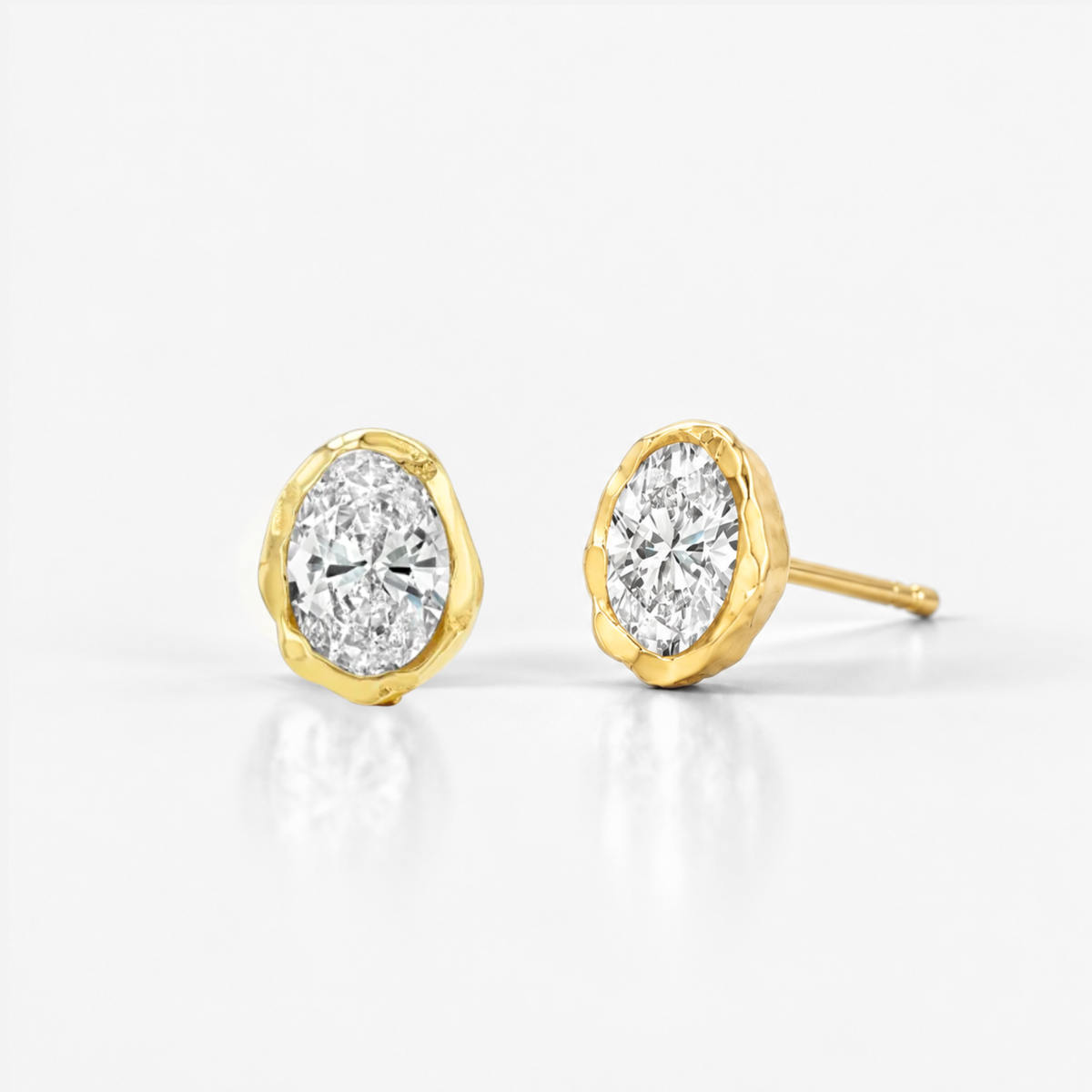 Chloe Stud Earrings in Diamond