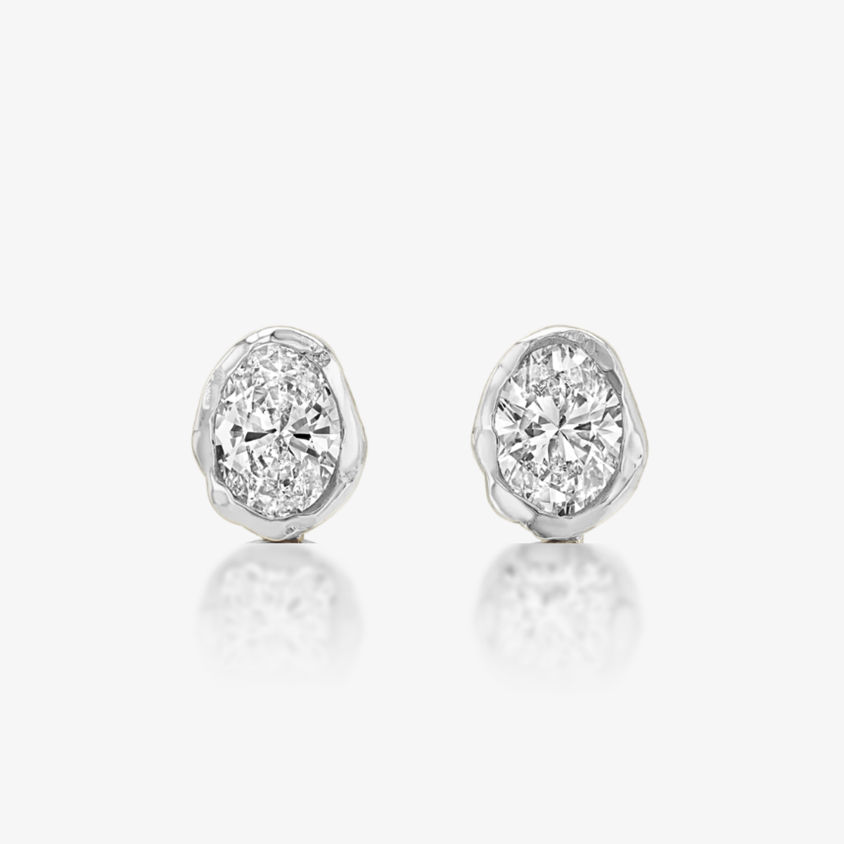 Chloe Stud Earrings in Diamond